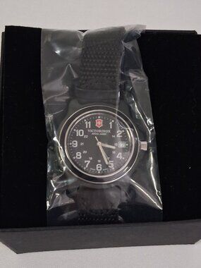 Victorinox Men’s Original Swiss Quartz Watch – Model 249090 – 39mm